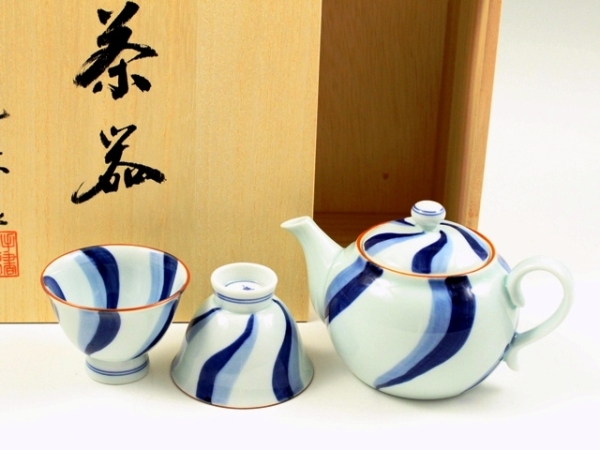おもてなしの心を有田焼の茶器で! おもてなしの心を有田焼の茶器で!
