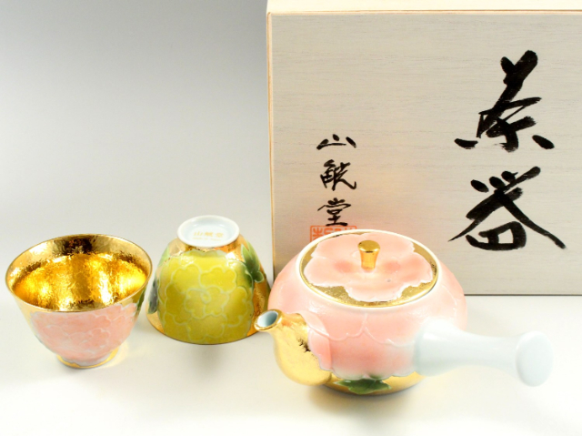 豪華な金彩の美 金彩一珍牡丹の器！【有田焼 三光堂】