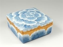 未使用品 有田焼 文山窯 プラチナ牡丹 正角五寸蓋付陶箱 菓子器